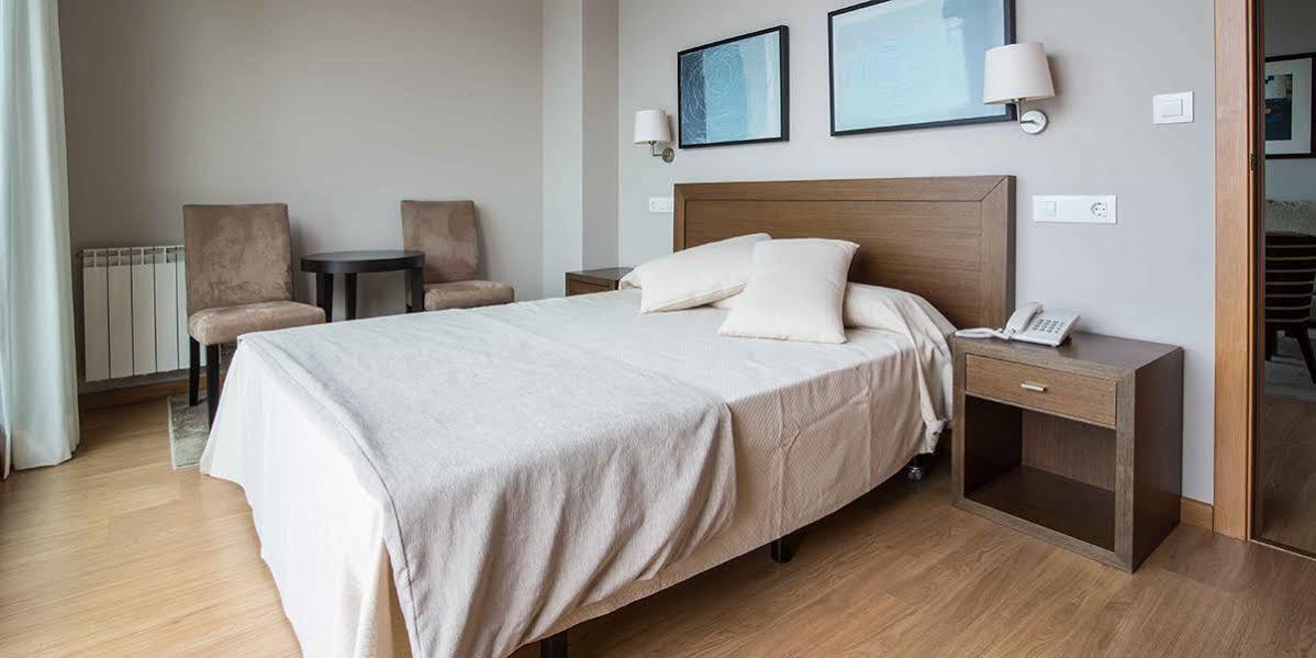 Apartamentos Turisticos Playa De Osmo Corme Bagian luar foto
